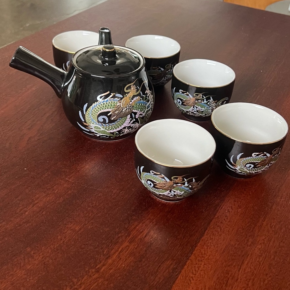 Japanese 7 piece tea set with 5 cups and a tea pot in gold dragon pattern